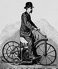 Wilhelm Maybach (1846 bis 1929) auf dem im Jahr 1885 von Gottlieb Daimler zu Patent angemeldeten Reitwagen. Das Fahrzeug dient als Versuchsträger für den schnelllaufenden Viertaktmotor, den Daimler und Maybach erfunden haben.